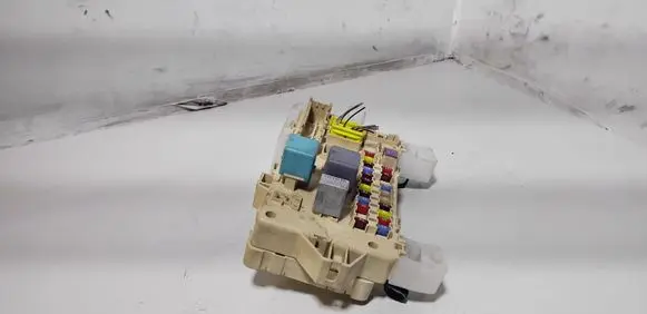 Toyota Corolla Verso AR10 Fuse module 892210F010