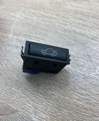 BMW 5 E39 Tailgate opening switch 8365579