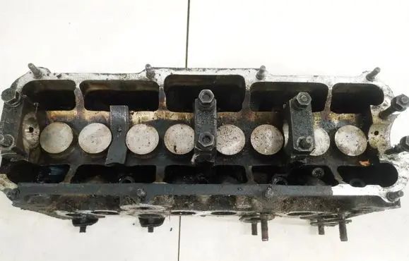 Volkswagen Golf III Engine head 026103373