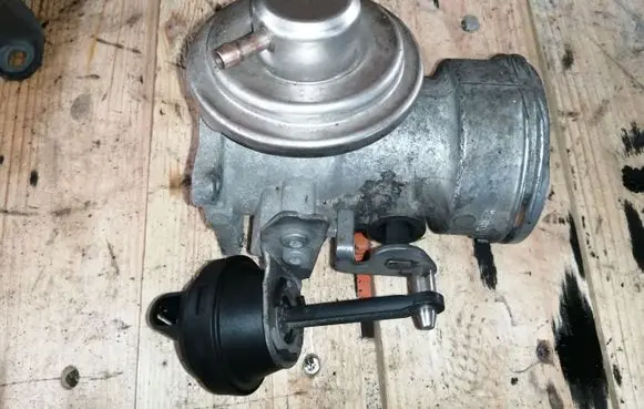 Skoda Octavia Mk2 (1Z) EGR valve 031408063 03G129637