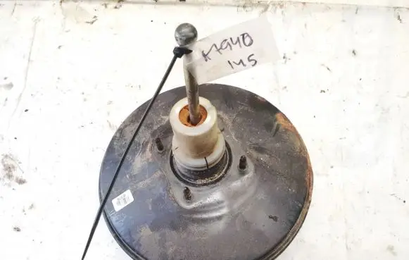 Volkswagen Golf III Brake booster