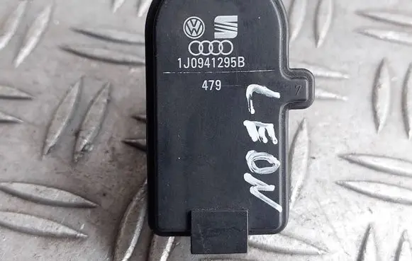 Volkswagen New Beetle Headlight level adjustment motor 1J0941295B