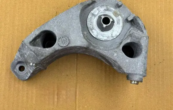 BMW M5 F90 A/C compressor mount bracket 7646904 64557646904