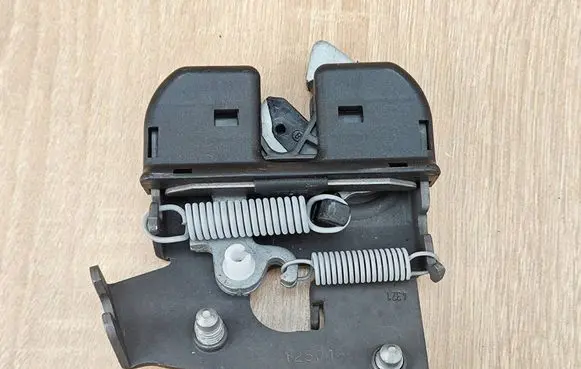 BMW 5 G30 G31 G38 Seat back rest lock catch 7112863