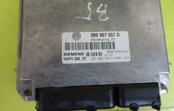 Volkswagen PASSAT B5 Engine control unit/module 3B0907557D