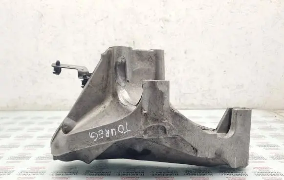 Volkswagen Touareg I Engine mounting bracket 070199307A