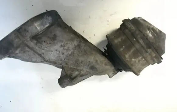 Engine mounting bracket