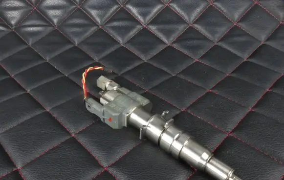 BMW 3 E90 E91 Fuel injector 7589048