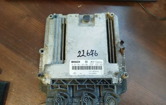 Opel Vivaro Engine control unit/module 237103984r 0281031363