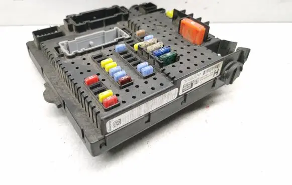 Volvo V70 Fuse module 30728512 28017881