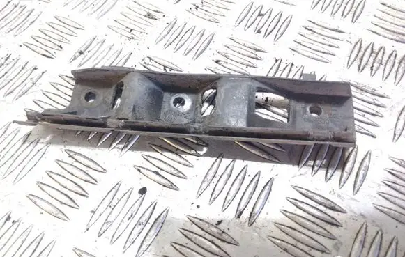Front bumper mounting bracket
