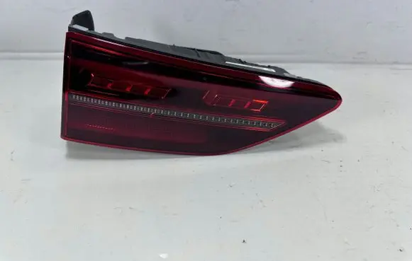 Volkswagen Golf VIII Tailgate rear/tail lights
