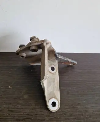 Skoda Octavia Mk3 (5E) Muffler mount bracket/holder 04L131561