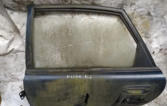 Mazda 626 Rear door melynos