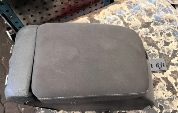 Volkswagen Golf VI Other center console (tunnel) element 1K0863323M