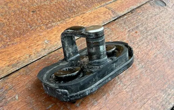 Volkswagen Polo IV 9N3 Loading door lock loop/hook striker 1T0827517