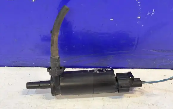 Saab 9-5 Windscreen/windshield washer pump 13157637 12788695