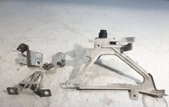 BMW 7 F01 F02 F03 F04 Fender mounting bracket 7184179