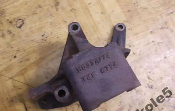Mitsubishi Lancer Evolution Engine mounting bracket md334774