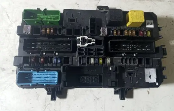 Opel Zafira B Fuse module 13206759 5DK00866952