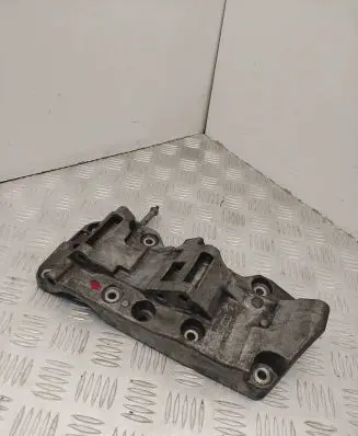 BMW 6 F12 F13 Engine mounting bracket 8506863 174786