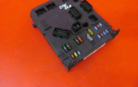 Peugeot 206 Fuse module 9657999780
