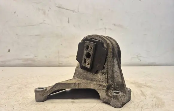Volvo XC90 Engine mount bracket 30680770