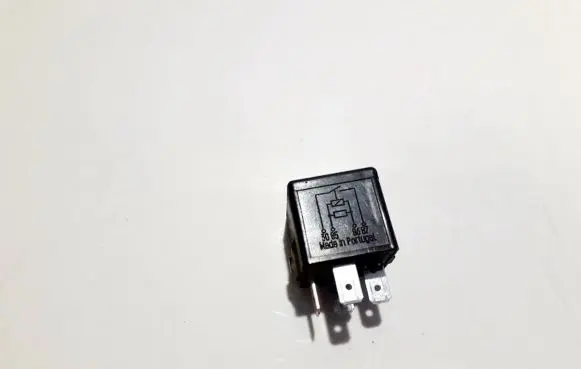 Volvo S40, V40 Other relay mb953381 v23134-b52-x240
