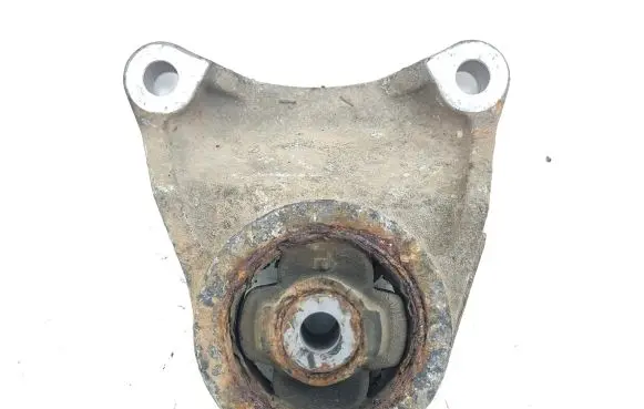 Toyota RAV 4 (XA30) Engine mount bracket