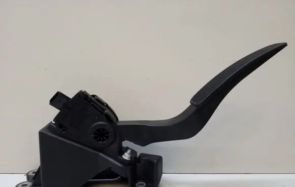 Chrysler 300C Accelerator throttle pedal 04861714AE