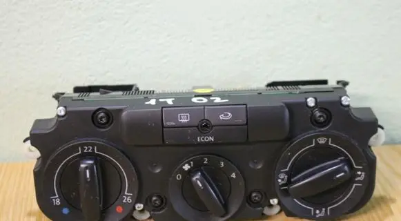 Volkswagen Touran I Climate control unit