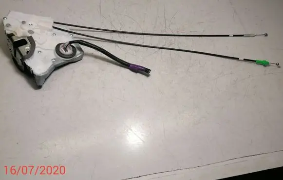 Toyota Verso-S Front door lock