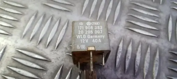 Volkswagen Golf III Other relay 171906383