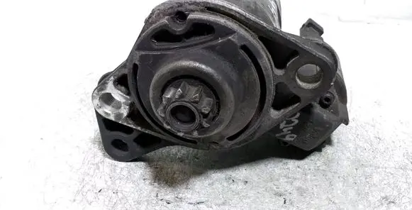 Volkswagen Golf IV Starter motor 020911023S