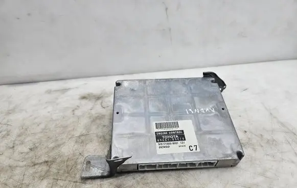 Toyota Avensis T250 Engine control unit/module 8966105C70