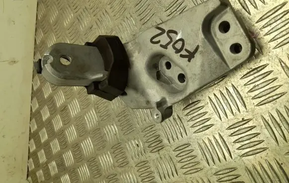 Lexus ES VII XZ10 Engine mounting bracket