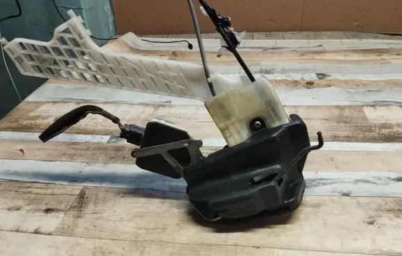 Hyundai Elantra Rear door lock