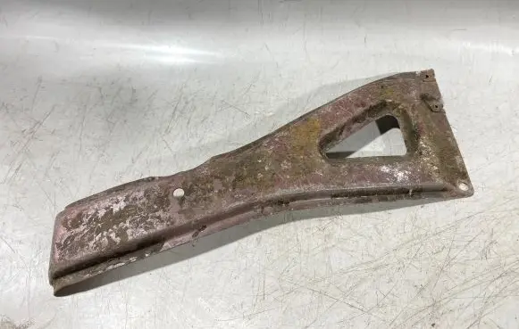 Audi A6 S6 C4 4A Front splash guards bracket 