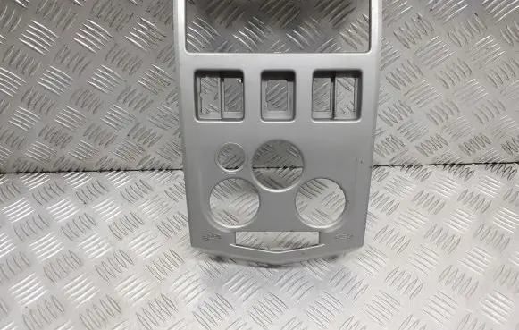 Dacia Logan I Radio/GPS head unit trim 8200751196