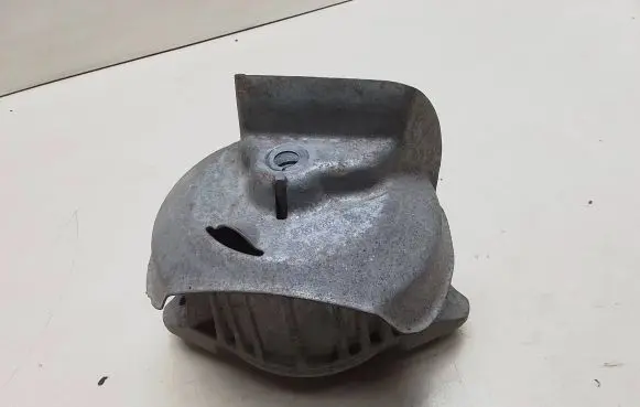 Mercedes-Benz C W204 Engine mount bracket A2042404717 3618647 A2042411034