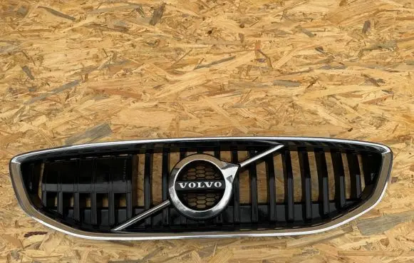Volvo V40 Front bumper upper radiator grill 31425345 31425330