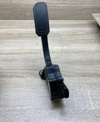 Toyota Prius (XW30) Accelerator throttle pedal 7811012050 1988008571