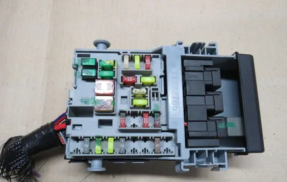Opel Insignia A Fuse module 13222786