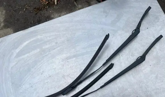 Opel Astra J Front wiper blade arm 3392125736