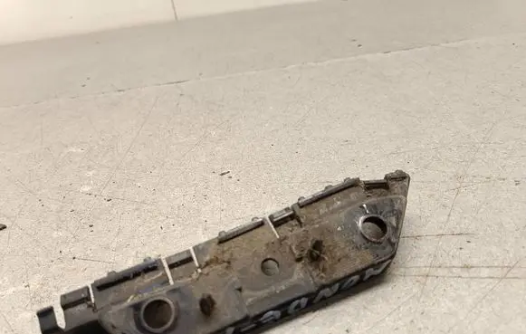 Front bumper mounting bracket
