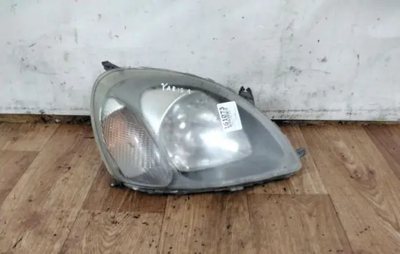 Toyota Avensis T220 Headlight/headlamp