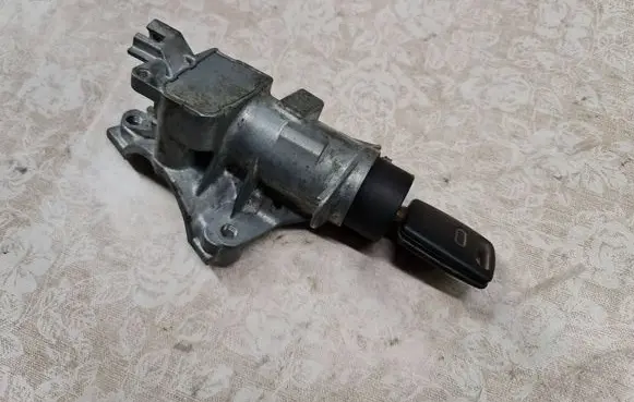 Volkswagen PASSAT B5 Ignition lock 4D0905851E