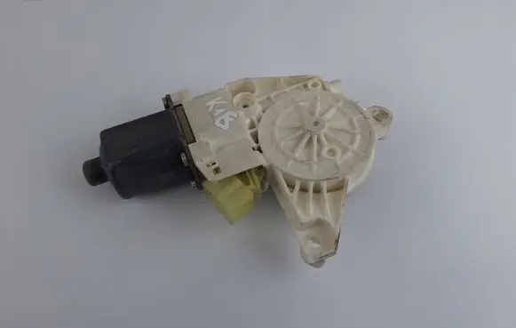 Mercedes-Benz C AMG W204 Front door window regulator motor 0130822503