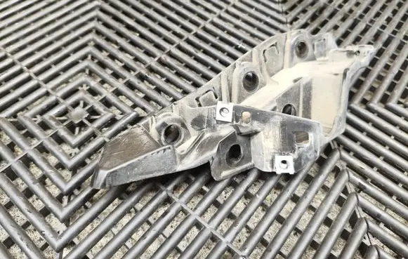 Audi Q7 4M Front bumper mounting bracket 4M0807283A