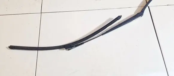 Skoda Octavia Mk2 (1Z) Front wiper blade arm 1z1955409a